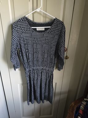 Lina Rennell Geometric Triangle Print Dress in Navy and White